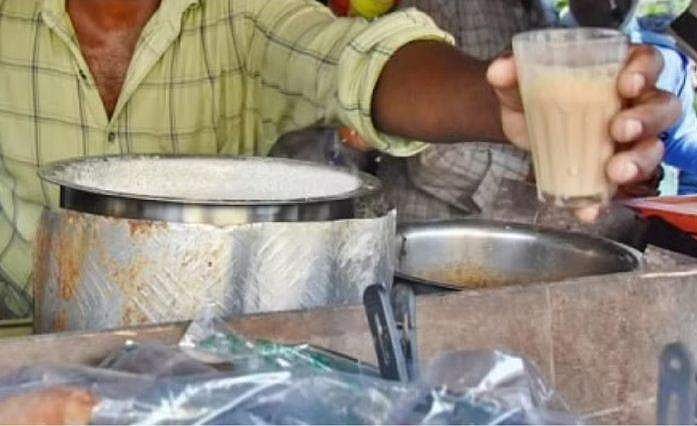 വിവാഹ സംഭാവനയെക്കുറിച്ച് തർക്കം; ചായക്കടക്കാരൻ തിളച്ച വെള്ളം ഒഴിച്ചെന്ന് പരാതി 