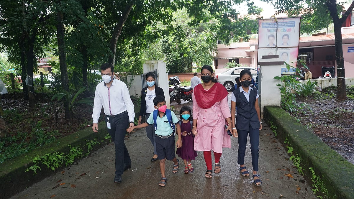 അമ്മ പകുത്തു നല്‍കിയ വൃക്കയുമായി ജീവിതത്തിലേക്ക് മടക്കം; കുഞ്ഞനുജത്തിയുടെ കൈപിടിച്ച് ഷാരോണ്‍ സ്‌കൂളിലേക്ക്