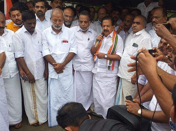 പിണറായി സ്വര്‍ണക്കടത്തിന്റെ ക്യാപ്റ്റന്‍: ചെന്നിത്തല; മൊഴി നല്‍കിയതിന് വിരട്ടുകയാണെന്ന് സതീശന്‍