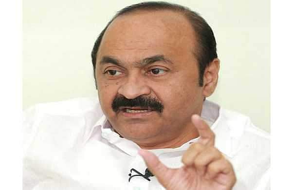 ഊരിപ്പിടിച്ച വാളുകള്‍ക്കിടയിലൂടെ നടന്ന പിണറായി വിജയൻ ആരെയാണ് ഭയപ്പെടുന്നത്?: വി ഡി സതീശൻ
