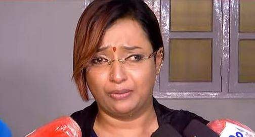 'സരിത്തിനെ പൊക്കി, അഭിഭാഷകനെതിരെ കേസ്; ഷാജ് കിരണ്‍ പറഞ്ഞ കാര്യങ്ങള്‍ സംഭവിക്കുന്നു'- മാധ്യമങ്ങള്‍ക്ക് മുന്നില്‍ കുഴഞ്ഞു വീണ് സ്വപ്ന