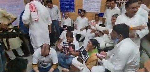 'രഘുപതി രാഘവ രാജാറാം..'; പൊലീസ് സ്റ്റേഷനിൽ ഭജന്‍; കോൺ​ഗ്രസ് നേതാക്കളുടെ വേറിട്ട പ്രതിഷേധം ( വീഡിയോ)