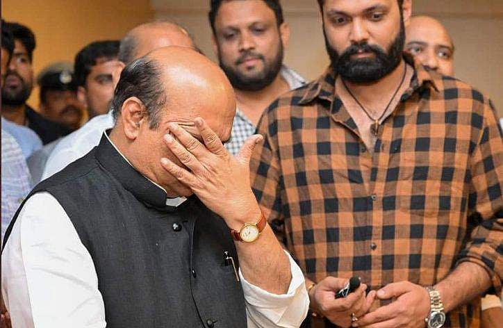 സിനിമ കണ്ട് പൊട്ടിക്കരഞ്ഞ് മുഖ്യമന്ത്രി 