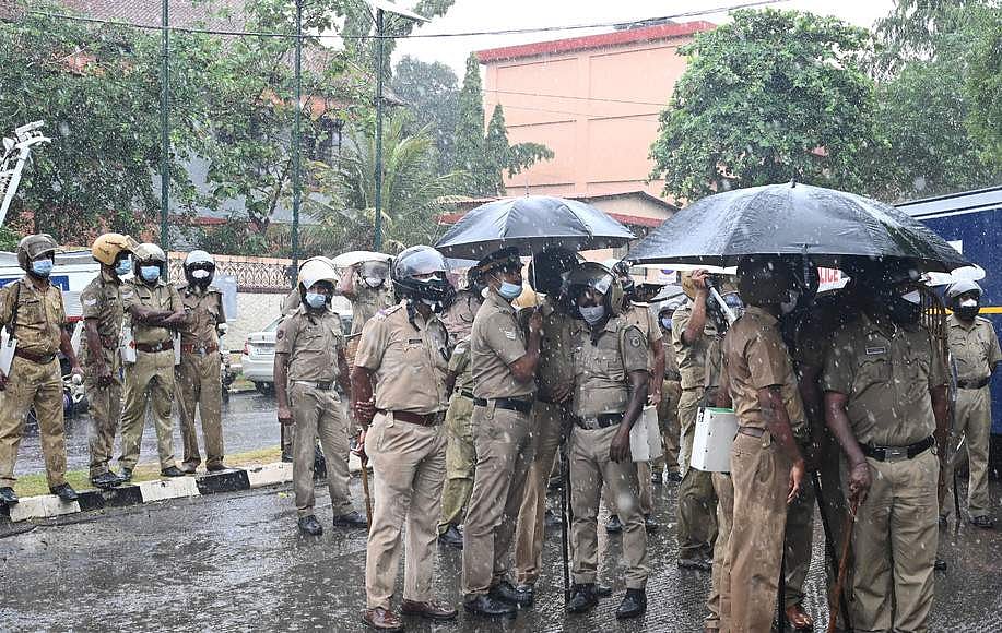 വടികൊണ്ട് തലയ്ക്കടിച്ചു; തിരുവനന്തപുരത്ത് എസ്‌ഐയ്ക്ക് ഡിവൈഎഫ്‌ഐക്കാരുട മര്‍ദനം, പാലക്കാട് കോണ്‍ഗ്രസ് അക്രമം