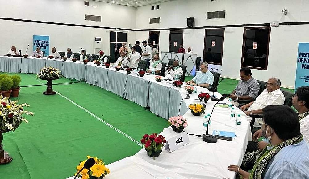 അടുക്കാതെ പവാര്; ഫറൂഖ് അബ്ദുള്ളയേയും ഗോപാലകൃഷ്ണ ഗാന്ധിയേയും നിര്ദേശിച്ച് മമത, അടുത്ത യോഗം 21ന്