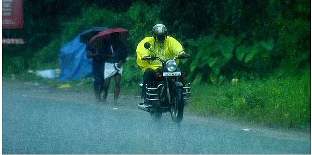 ശക്തമായ മഴ തുടരും; 13 ജില്ലകളിൽ യെല്ലോ അലർട്ട്,  രൂക്ഷമായ കടലാക്രമണത്തിന് സാധ്യത
