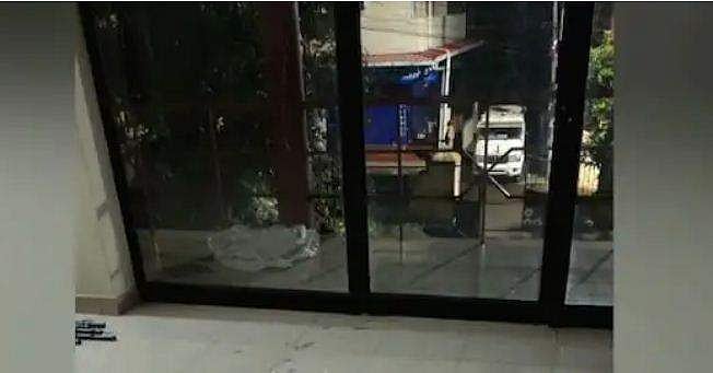 ഒറ്റപ്പാലത്ത് സിപിഎം ഓഫീസിന് നേര്‍ക്ക് ആക്രമണം; കല്ലേറില്‍ ചില്ലുകള്‍ തകര്‍ന്നു