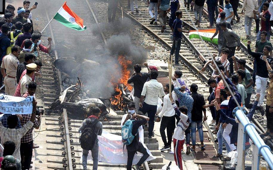 അഗ്നിപഥിനെതിരായ പ്രക്ഷോഭം കത്തുന്നു; പിന്നോട്ടില്ലെന്ന് ഉറപ്പിച്ച് കേന്ദ്ര സര്‍ക്കാര്‍; ബിഹാറില്‍ ഒരു മരണം 