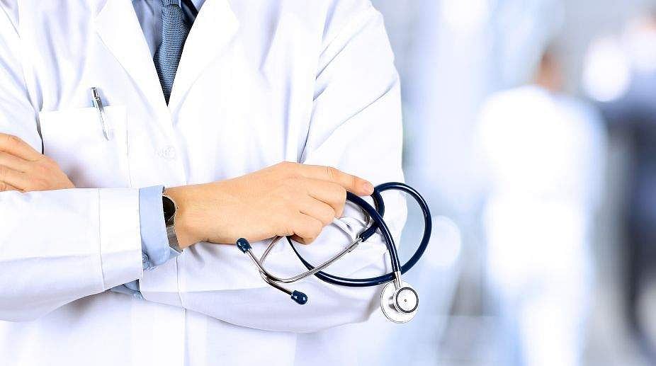 ബാങ്ക് പ്രസിഡന്റ് ആശുപത്രിയില്‍ തടഞ്ഞുവെച്ചു; വനിതാ ഡോക്ടര്‍ കുഴഞ്ഞുവീണു, തലയ്ക്ക് പരിക്ക്