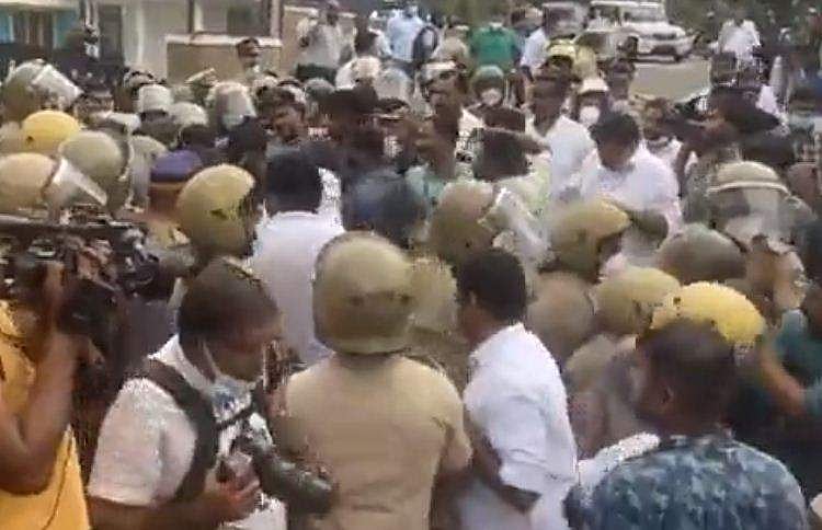 പടരുന്ന പ്രതിഷേധം; കോൺ​ഗ്രസ് പ്രവർത്തകർ തെരുവിൽ; വിവിധ ജില്ലകളിൽ സംഘർഷാവസ്ഥ; എകെജി സെന്ററിന് കനത്ത സുരക്ഷ 
