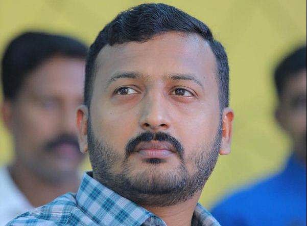 പാലിയേക്കര ടോളിൽ രാഹുൽ മാങ്കൂട്ടത്തിന്റെ വാഹനത്തിനു നേരെ ആക്രമണം; പ്രതിഷേധവുമായി യൂത്ത് കോൺ​ഗ്രസ്