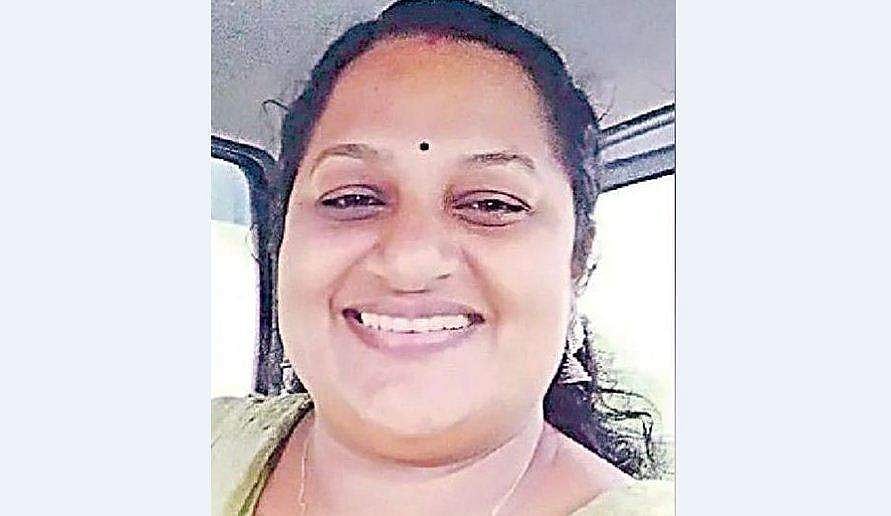 ബൈക്ക് ലോറിയിലിടിച്ചു, ചോരയൊലിച്ച് അരമണിക്കൂറോളം റോഡിൽ; യുവാവിന് രക്ഷകയായി അക്ഷര 