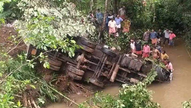 കാസര്‍കോട് ലോറി തോട്ടിലേക്ക് മറിഞ്ഞു; ക്ലീനര്‍ മരിച്ചു, ഡ്രൈവര്‍ക്ക് പരിക്ക്
