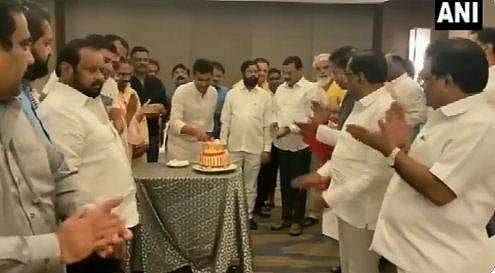 ഷിൻഡെ ക്യാമ്പിനെ പിളർത്താൻ ഉദ്ധവ് പക്ഷം? 20 വിമത എംഎല്‍എമാര്‍ ബന്ധപ്പെട്ടതായി ശിവസേന
