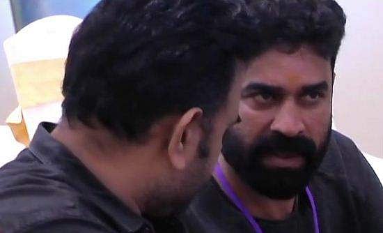 അമ്മ യോ​ഗത്തിന് എത്തി വിജയ് ബാബു; വരവേറ്റ് അം​ഗങ്ങൾ
