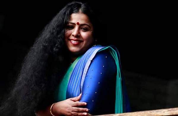 'പ്രസംഗിക്കുന്ന എഴുത്തുകാരിയുടെ സാരിക്കിടയിലേയ്ക്ക് മൊബൈല്‍ പിടിച്ച കഥയെഴുത്തുകാരനുണ്ട്'; കുറിപ്പ് 