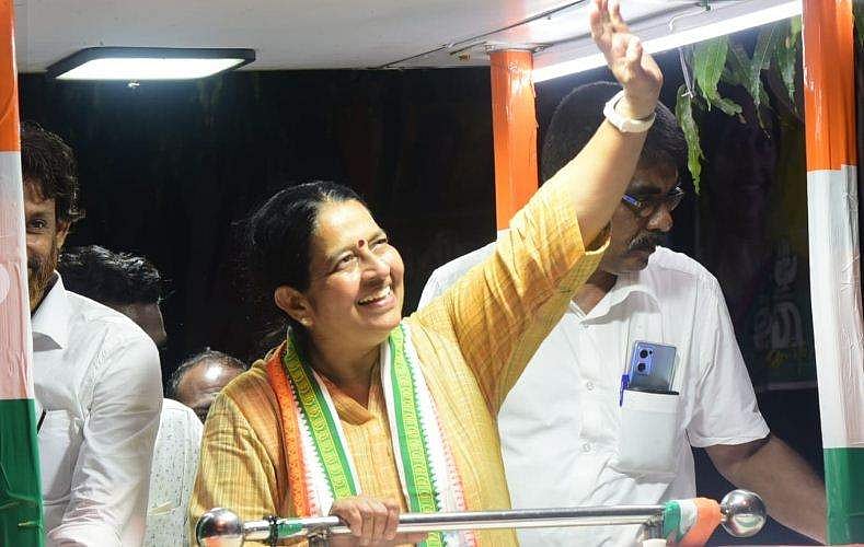 തൃക്കാക്കരയിൽ ഉമ തോമസ് മുന്നിൽ