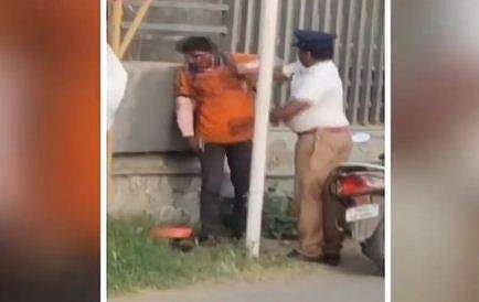 സ്ത്രീയെ ഇടിച്ച സ്കൂൾബസ് നിർത്താതെ പോയി, പിന്തുടർന്ന് നിർത്തിച്ച ഡെലിവറി ബോയെ മർദ്ദിച്ച് പൊലീസ്; സസ്പെൻഷൻ 