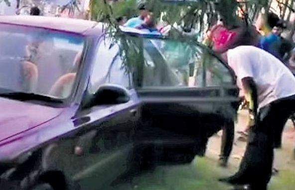 കളിക്കുന്നതിനിടെ കാറിനുള്ളില്‍ കുടുങ്ങി; ശ്വാസംമുട്ടി മൂന്ന് കുട്ടികള്‍ക്ക് ദാരുണാന്ത്യം