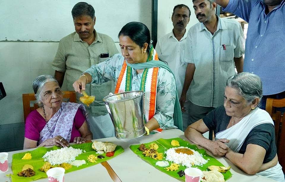 തൃക്കാക്കര വിജയത്തില് വൃദ്ധസദനത്തില് സ്നേഹസദ്യ വിളമ്പി ഉമാ തോമസ്