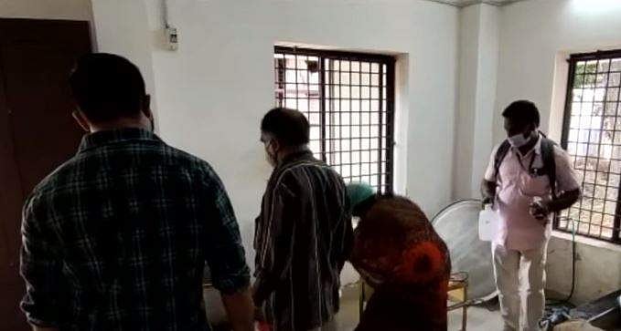സ്‌കൂളില്‍ ഭക്ഷണസാധനങ്ങള്‍ വൃത്തിഹീനമായ സ്ഥലത്ത്; പാചകക്കാര്‍ക്ക് മെഡിക്കല്‍ സര്‍ട്ടിഫിക്കറ്റ് ഇല്ല; കാരണം കാണിക്കല്‍ നോട്ടീസ്