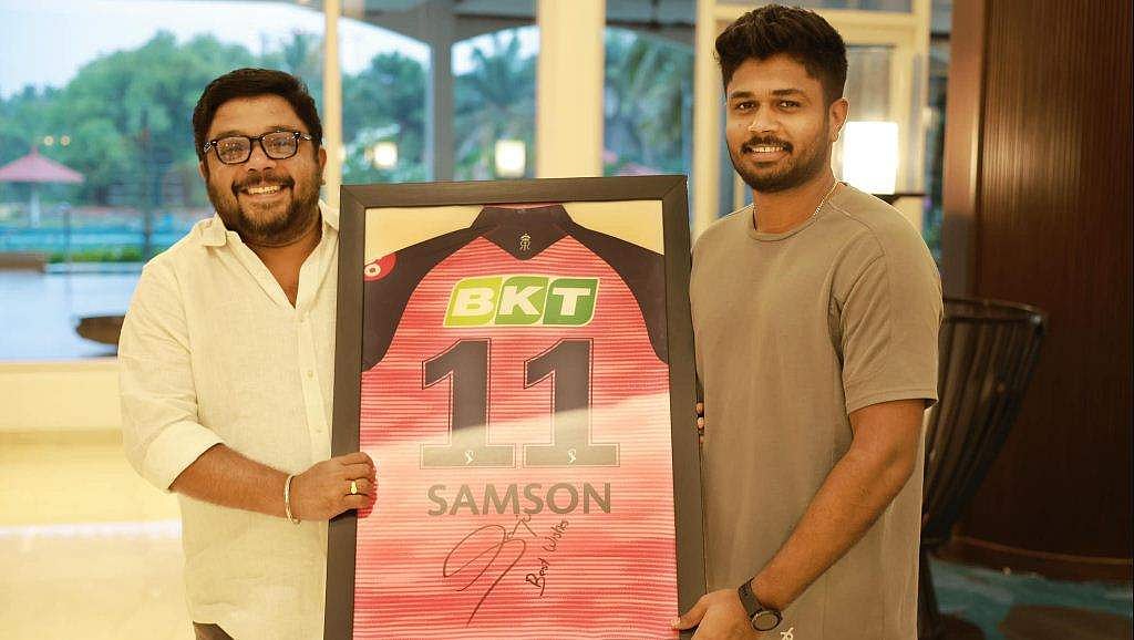 'സച്ചിനു ശേഷം ഞാൻ ഇത്രത്തോളം സ്നേഹിക്കുന്ന മറ്റൊരാളില്ല'; ജോണി ആന്റണിക്ക് ജേഴ്സി സമ്മാനിച്ച് സഞ്ജു സാംസൺ
