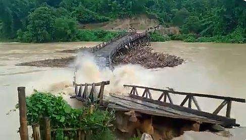 മേഘാലയില്‍ കനത്ത മഴ; പാലം ഒഴുകി പോയി; വീഡിയോ