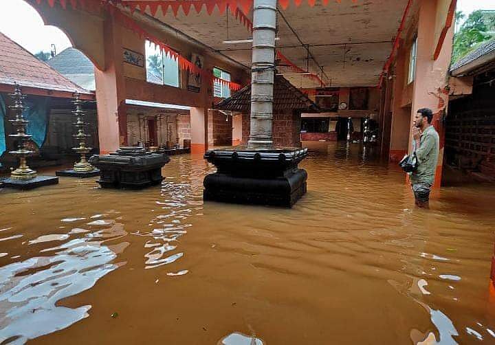 കാസര്‍കോട് കനത്ത മഴ; നദികള്‍ കരകവിഞ്ഞു, വീടുകളില്‍ വെള്ളം കയറി (വീഡിയോ)