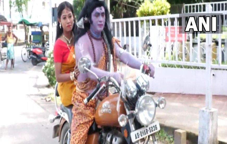 ശിവ പാര്‍വതിമാരായി ബുള്ളറ്റ് ഓടിച്ച്‌ ദമ്പതികള്‍ തെരുവില്‍; കേന്ദ്രത്തെ വിമര്‍ശിച്ച് നാടകം; നടന്‍ അറസ്റ്റില്‍