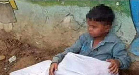 സര്‍ക്കാര്‍ ആശുപത്രി ആംബുലന്‍സ് നിഷേധിച്ചു; റോഡരികില്‍ അനിയന്റെ മൃതദേഹം മടിയില്‍ കിടത്തി എട്ടുവയസുകാരന്‍, ദയനീയ കാഴ്ച