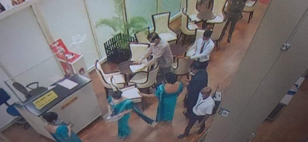 രാജ്യം വിടാന്‍ മുന്‍ മന്ത്രി എയര്‍പോര്‍ട്ടില്‍; തിരിച്ചറിഞ്ഞ് ബഹളം വച്ച് യാത്രക്കാര്‍, ബേസിലിന്റെ യാത്ര മുടങ്ങി - വിഡിയോ