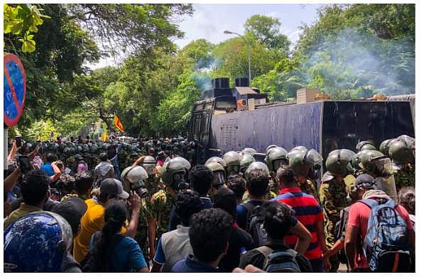 ശ്രീലങ്കയില്‍ പ്രധാനമന്ത്രി ആക്ടിങ് പ്രസിഡന്റ്; വസതിക്ക് മുന്നില്‍ തെരുവ് യുദ്ധം