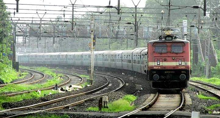കനത്തമഴയില് ട്രെയിന് റദ്ദാക്കി, വിദ്യാര്ഥിക്ക് കാര് 'യാത്ര'; റെയില്വേയുടെ സഹായഹസ്തം- വീഡിയോ