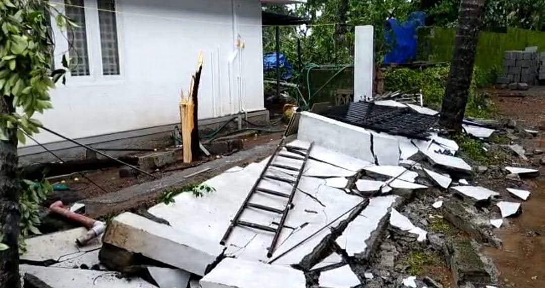 മിന്നല്‍ ചുഴലിക്കാറ്റ്; മരങ്ങള്‍ കടപുഴകി, മേല്‍ക്കൂരകള്‍ പറന്നുപോയി, തൃശൂരില്‍ വ്യാപക നാശനഷ്ടം (വീഡിയോ)