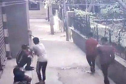 പ്രതികാരം; യുവാവിന്റെ മുഖത്തേക്ക് വെടിയുതിർത്തു; നാല് കുട്ടികൾ പിടിയിൽ (വീഡിയോ)