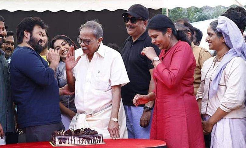 മകൾക്കൊപ്പം സെറ്റിലെത്തി, കേക്ക് മുറിച്ചു, സദ്യയുണ്ടു; എംടിയുടെ 89ാം പിറന്നാൾ ആഘോഷമാക്കി മോഹൻലാലും പ്രിയദർശനും; വിഡിയോ