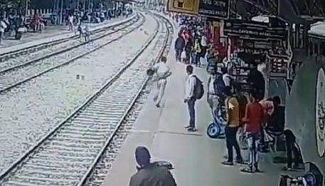 പാഞ്ഞെത്തി ട്രെയിന്‍, പ്ലാറ്റ്‌ഫോമില്‍ നിന്ന് ട്രാക്കിലേക്ക്  തെന്നിവീണു; ഞൊടിയിടയില്‍ 'രക്ഷകനെത്തി' - വീഡിയോ 