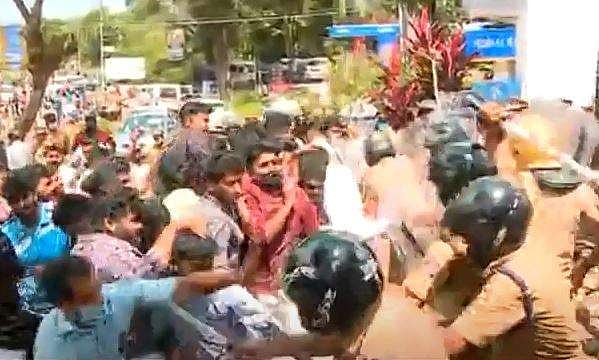 ആയൂര്‍ മാര്‍ത്തോമാ കോളജിലേക്ക് വിദ്യാര്‍ഥി മാര്‍ച്ച്; സംഘര്‍ഷം; ജനല്‍ചില്ലുകള്‍ അടിച്ചുതകര്‍ത്തു; ലാത്തിച്ചാര്‍ജ്