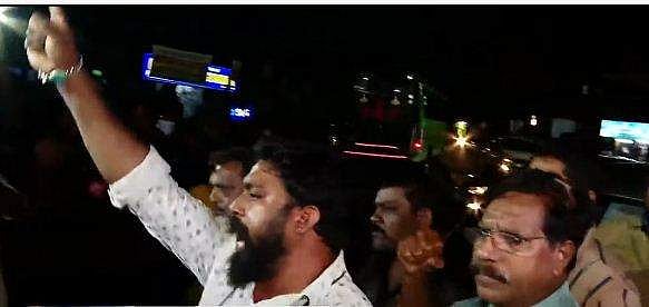 'തക്കുടുവാവേ ശബരീനാഥാ ഓര്‍ത്തു കളിച്ചോ സൂക്ഷിച്ചോ'; വഞ്ചിയൂര്‍ കോടതിക്ക് മുന്നില്‍ പ്രതിഷേധവുമായി സിപിഎം 