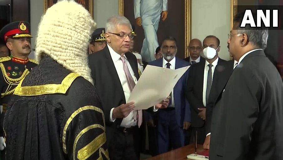 ശ്രീലങ്കന്‍ പ്രസിഡന്റായി റെനില്‍ വിക്രമസിംഗെ അധികാരമേറ്റു; പിന്നോട്ടില്ലെന്ന് പ്രക്ഷോഭകർ