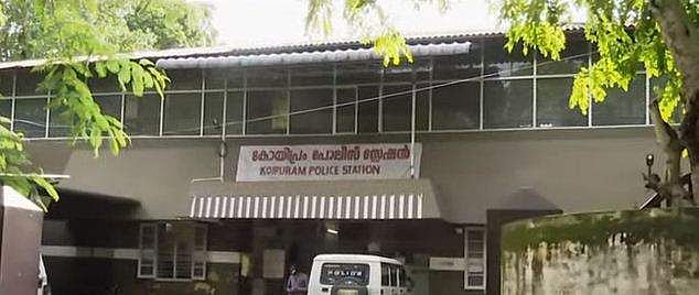 പണം വെച്ച് ചീട്ടുകളി: പിടിയിലായ എസ്‌ഐക്കും പൊലീസുകാരനും സസ്‌പെന്‍ഷന്‍