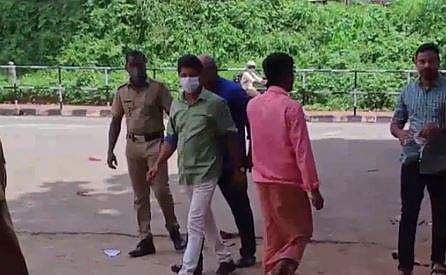 മദ്യലഹരിയില്‍ വീടിന് മുന്നില്‍ മൂത്രമൊഴിച്ചു;  ചോദ്യം ചെയ്ത യുവാവിനെ തല്ലിച്ചതച്ചു; മൂന്ന് പൊലീസുകാര്‍ക്ക് സസ്‌പെന്‍ഷന്‍
