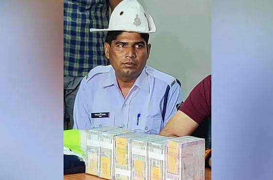 റോഡില്‍ നിന്ന് കിട്ടിയ ബാഗില്‍ 45 ലക്ഷം; പൊലീസുകാരന്റെ സത്യസന്ധത; പാരിതോഷികം