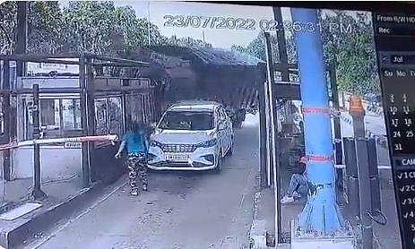 ടോള്‍പ്ലാസയലേക്ക് സിമന്റ് ട്രക്ക്‌ ഇടിച്ചു കയറി; ഞൊടിയിടയില്‍ ജീവനക്കാരിയെ പുറത്തെത്തിച്ച് യുവതി; വന്‍ അപകടം ഒഴിവായത് തലനാരിഴയ്ക്ക്; വീഡിയോ