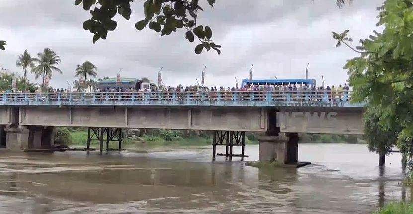 പാലത്തില്‍ ചെരിപ്പും പഴ്‌സും ഉപേക്ഷിച്ച നിലയില്‍; സ്ത്രീ പാലത്തില്‍ നിന്ന് ചാടിയെന്ന് സംശയം, തെരച്ചില്‍