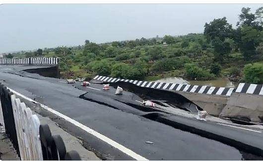 529 കോടി മുടക്കി നിര്‍മ്മിച്ച പുതിയ പാലം ഒറ്റമഴയില്‍ തകര്‍ന്നുവീണു; വീഡിയോ