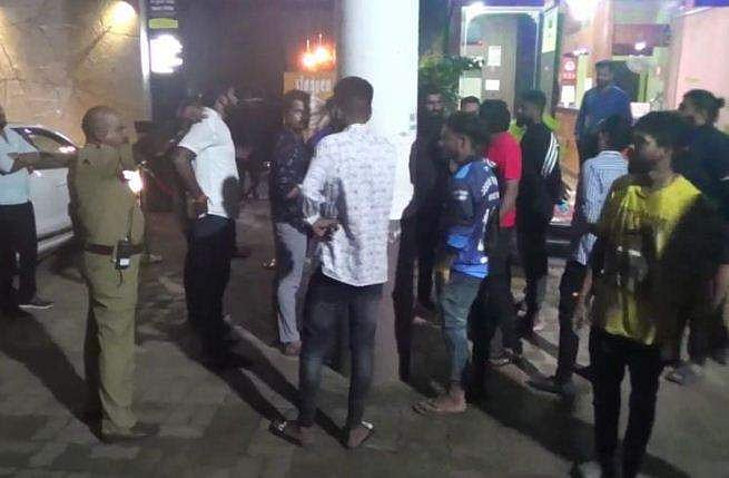 മംഗളൂരുവിലെ പബ്ബില്‍ ബജ്രംഗ് ദള്‍ അതിക്രമം; വിദ്യാര്‍ത്ഥികളെ ഇറക്കിവിട്ടു (വീഡിയോ)