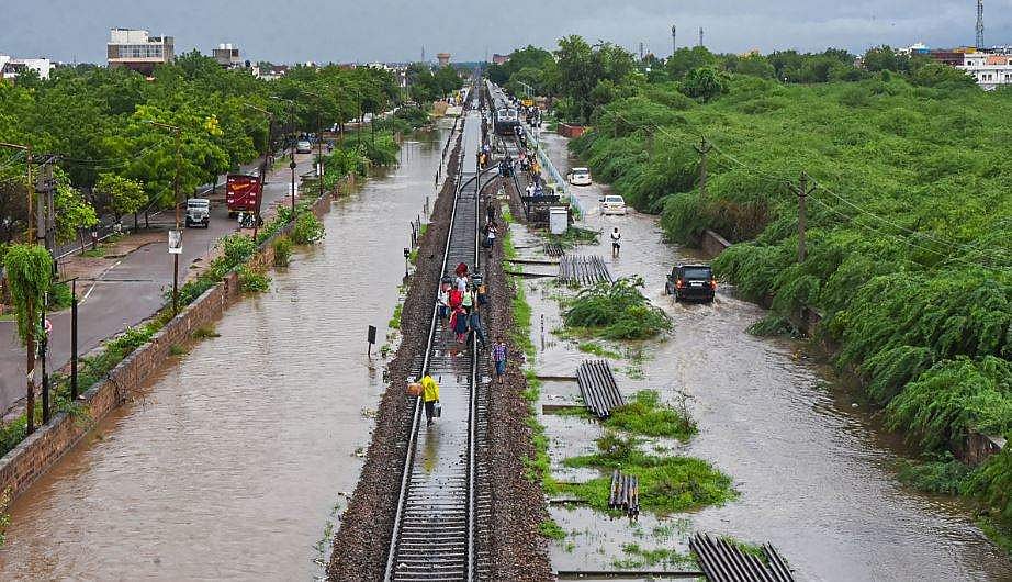 കനത്ത മഴ, വെള്ളപ്പാച്ചിലില്‍ വാഹനങ്ങള്‍ ഒഴുകിപ്പോയി; റോഡുകളും വീടുകളും വെള്ളക്കെട്ടില്‍ ( വീഡിയോ)