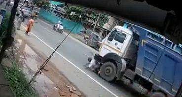 മുന്നോട്ടെടുത്ത ടോറസ് ലോറിയുടെ അടിയില്‍പ്പെട്ട് സ്‌കൂട്ടര്‍, അല്‍പ്പദൂരം വലിച്ചിഴച്ചു; യാത്രക്കാരന്‍ തലനാരിഴയ്ക്ക് രക്ഷപ്പെട്ടു