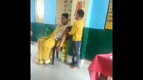 ക്ലാസ്സിനിടെ കൊച്ചുകുട്ടിയെക്കൊണ്ട് മസ്സാജ് ചെയ്യിച്ച് അധ്യാപിക, വീഡിയോ വൈറല്‍, നടപടി